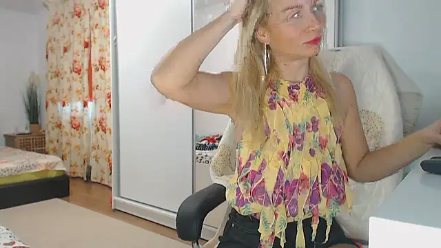 Snapshot of merlyn4 chatting on 01.08.25 merlyn4 online show from 01.08.25