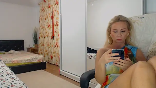 Snapshot of merlyn4 chatting on 01.09.25 merlyn4 online show from 01.09.25