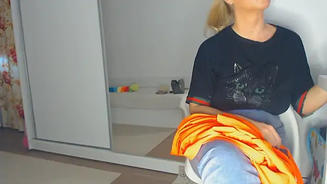 Snapshot of merlyn4 chatting on 03.08.25 merlyn4 online show from 03.08.25