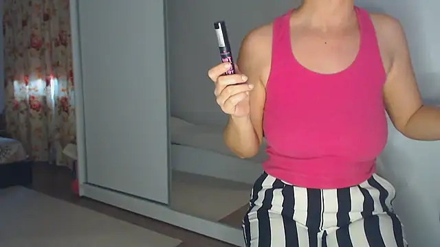 Snapshot of merlyn4 chatting on 03.10.25 merlyn4 online show from 03.10.25