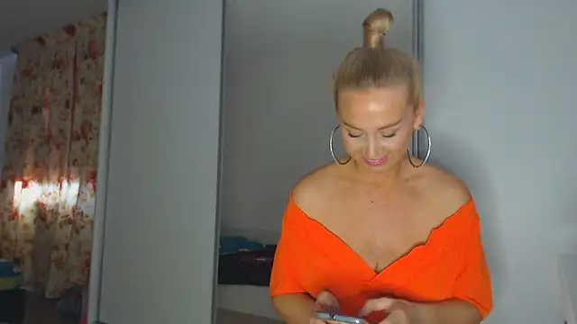 Snapshot of merlyn4 chatting on 03.19.25 merlyn4 online show from 03.19.25