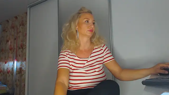 Snapshot of merlyn4 chatting on 09.19.25 merlyn4 online show from 09.19.25