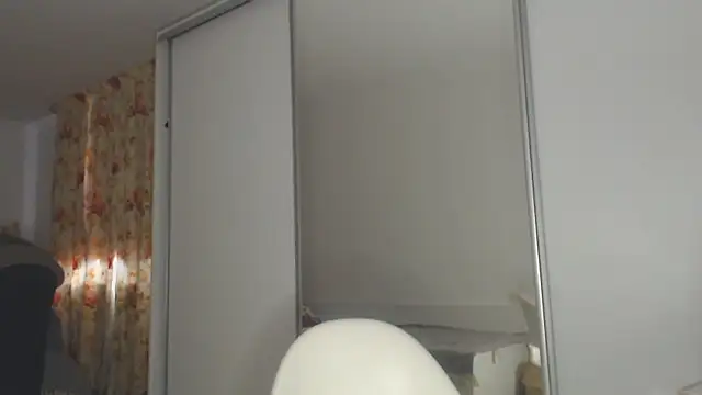 Snapshot of merlyn4 chatting on 09.29.25 merlyn4 online show from 09.29.25