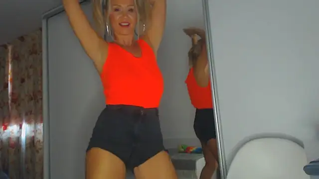 Snapshot of merlyn4 chatting on 09.30.25 merlyn4 online show from 09.30.25