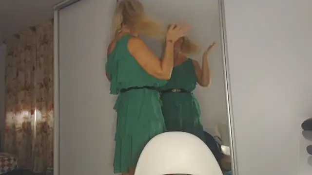 Snapshot of merlyn4 chatting on 10.04.25 merlyn4 online show from 10.04.25