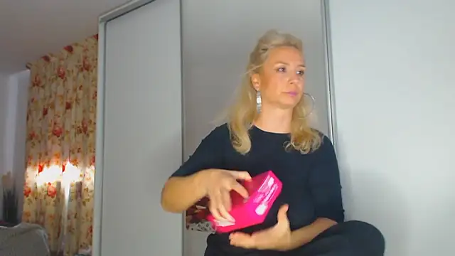 Snapshot of merlyn4 chatting on 10.14.25 merlyn4 online show from 10.14.25