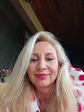 Snapshot of merlyn4 chatting on 11.08.25 merlyn4 online show from 11.08.25