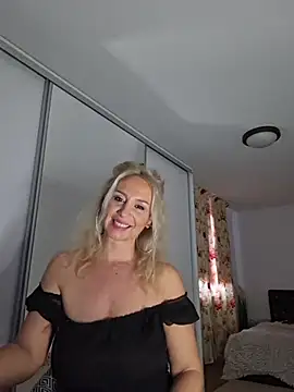 Snapshot of merlyn4 chatting on 11.13.25 merlyn4 online show from 11.13.25