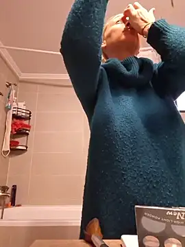 Snapshot of merlyn4 chatting on 11.25.25 merlyn4 online show from 11.25.25