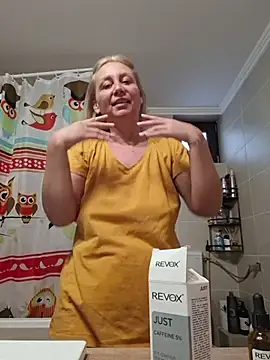 Snapshot of merlyn4 chatting on 11.28.25 merlyn4 online show from 11.28.25