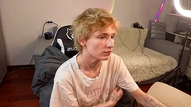 Snapshot of Your_avatar chatting on 09.14.25 Your avatar online show from 09.14.25