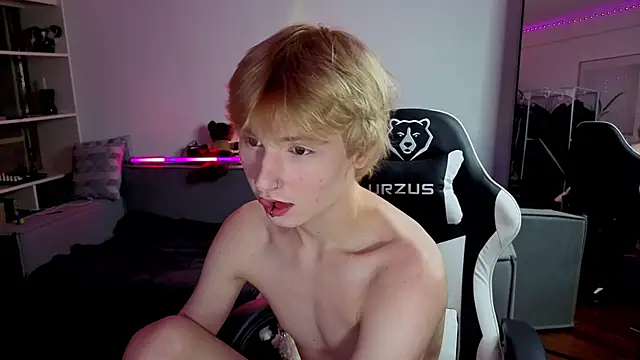 Snapshot of Your_avatar chatting on 09.19.25 Your avatar online show from 09.19.25