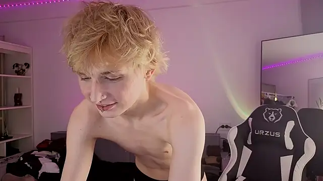 Snapshot of Your_avatar chatting on 09.29.25 Your avatar online show from 09.29.25