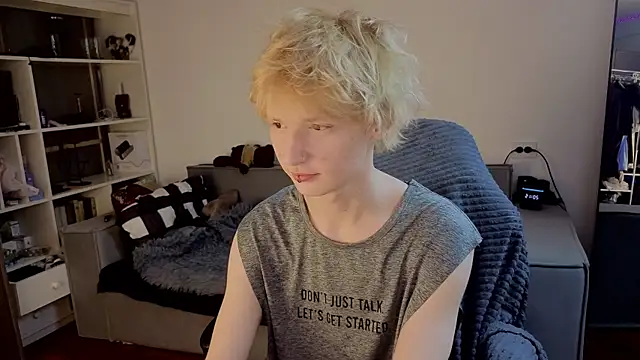 Snapshot of Your_avatar chatting on 10.08.25 Your avatar online show from 10.08.25