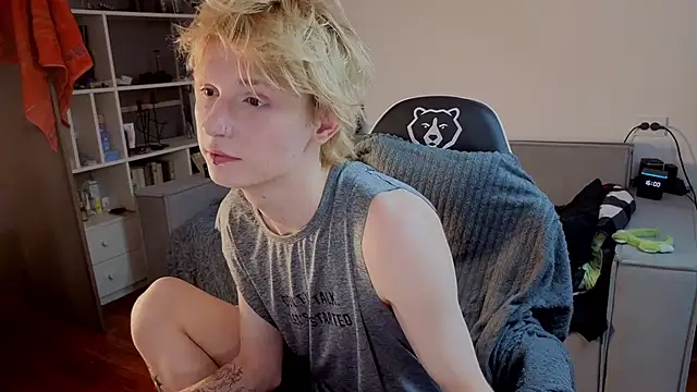 Snapshot of Your_avatar chatting on 10.10.25 Your avatar online show from 10.10.25