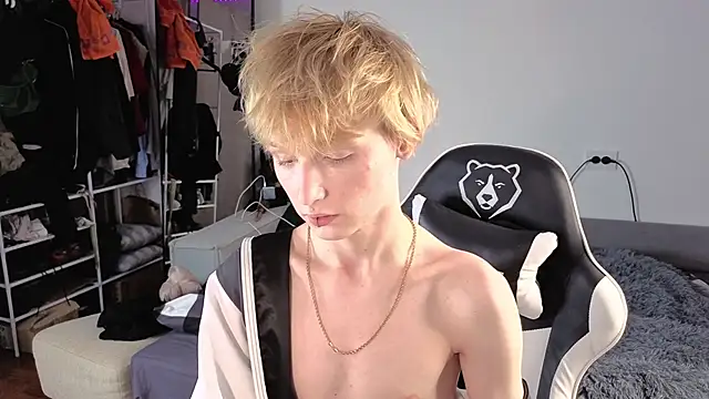 Snapshot of Your_avatar chatting on 10.23.25 Your avatar online show from 10.23.25