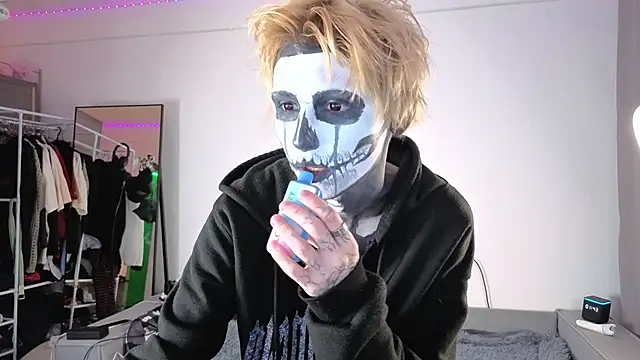 Snapshot of Your_avatar chatting on 10.31.25 Your avatar online show from 10.31.25