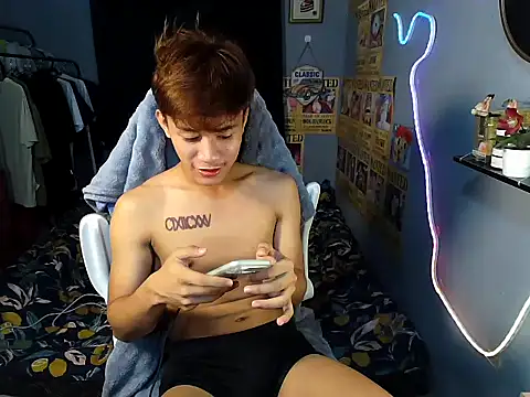 Snapshot of naughtyboyloy_0 chatting on 07.04.26 naughtyboyloy 0 online show from 07.04.26