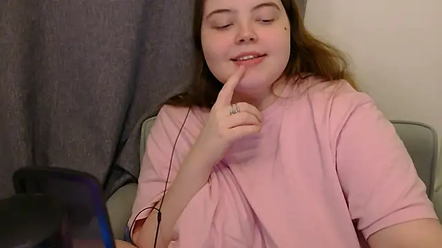 Snapshot of brattyprincessemma chatting on 11.18.25 brattyprincessemma online show from 11.18.25