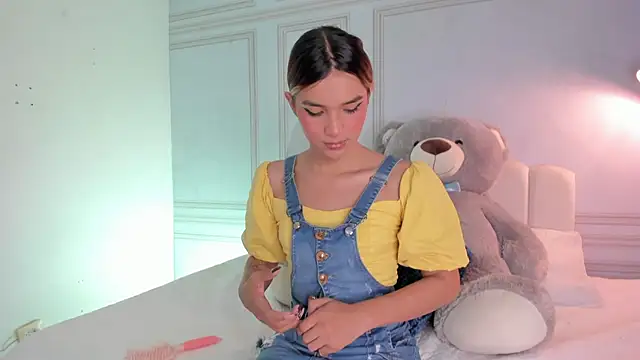 Snapshot of Doll_Isa_ chatting on 10.11.25 Doll Isa online show from 10.11.25