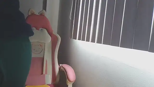 Snapshot of Crystal_Star_ chatting on 10.21.25 Crystal Star online show from 10.21.25