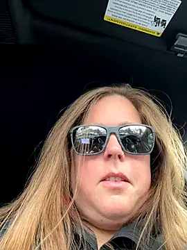 Snapshot of hornykitty1210 chatting on 11.03.25 hornykitty1210 online show from 11.03.25