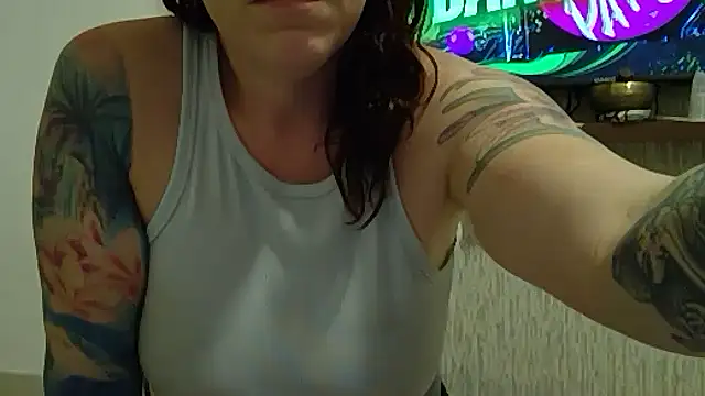 Snapshot of Island_Siren chatting on 10.17.25 Island Siren online show from 10.17.25