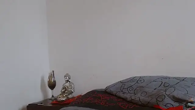 naiaratobon   online show from 02.20.26