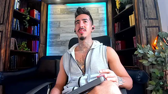 Donovan Desmond online show from 12.04.25