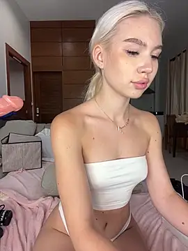 Snapshot of Kiss_Avrora_ chatting on 09.17.25 Kiss Avrora online show from 09.17.25