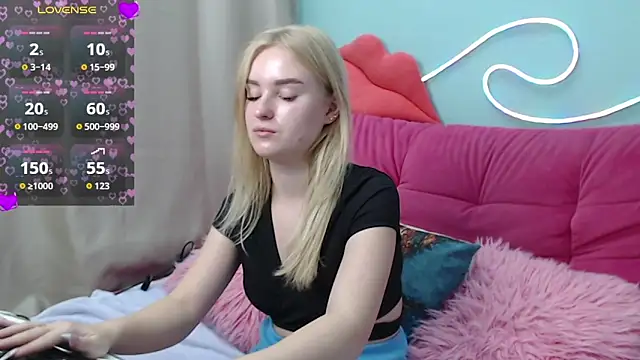 Snapshot of SofySofty chatting on 11.23.25 SofySofty online show from 11.23.25