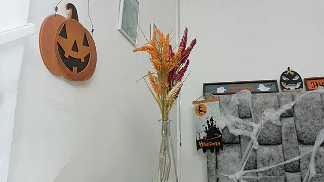 Snapshot of Lizbeth_Rouse chatting on 10.30.25 Lizbeth Rouse online show from 10.30.25