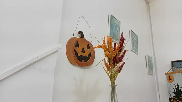 Snapshot of Lizbeth_Rouse chatting on 10.31.25 Lizbeth Rouse online show from 10.31.25