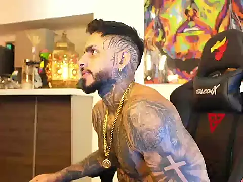 Snapshot of logan_hugh8 chatting on 10.02.25 logan hugh8 online show from 10.02.25