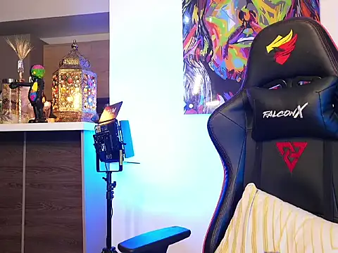 Snapshot of logan_hugh8 chatting on 10.13.25 logan hugh8 online show from 10.13.25