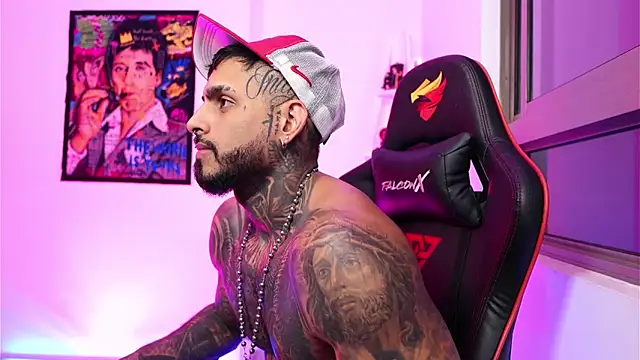 Snapshot of logan_hugh8 chatting on 10.18.25 logan hugh8 online show from 10.18.25