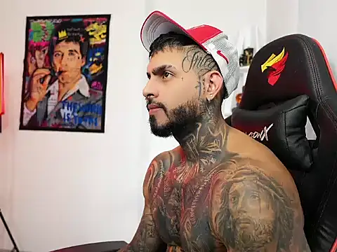 Snapshot of logan_hugh8 chatting on 10.19.25 logan hugh8 online show from 10.19.25