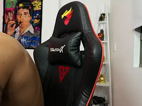 Snapshot of logan_hugh8 chatting on 10.21.25 logan hugh8 online show from 10.21.25