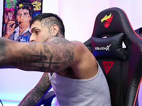 Snapshot of logan_hugh8 chatting on 10.22.25 logan hugh8 online show from 10.22.25