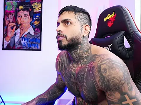 Snapshot of logan_hugh8 chatting on 10.22.25 logan hugh8 online show from 10.22.25