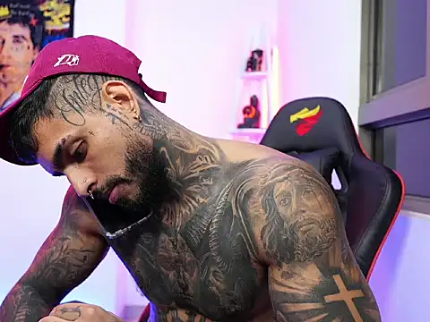 Snapshot of logan_hugh8 chatting on 10.25.25 logan hugh8 online show from 10.25.25