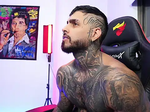 Snapshot of logan_hugh8 chatting on 10.28.25 logan hugh8 online show from 10.28.25