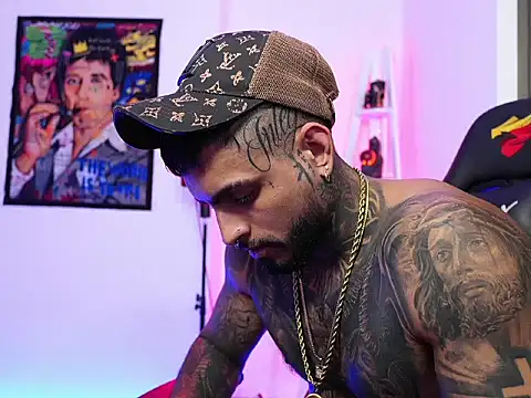 Snapshot of logan_hugh8 chatting on 10.31.25 logan hugh8 online show from 10.31.25