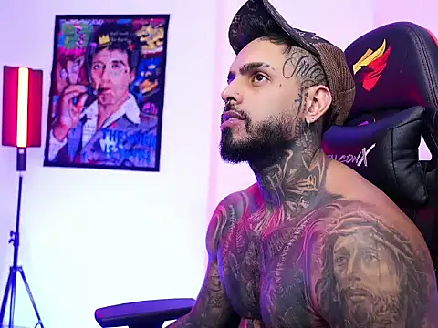 Snapshot of logan_hugh8 chatting on 11.05.25 logan hugh8 online show from 11.05.25