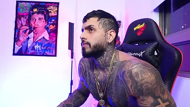 Snapshot of logan_hugh8 chatting on 11.12.25 logan hugh8 online show from 11.12.25