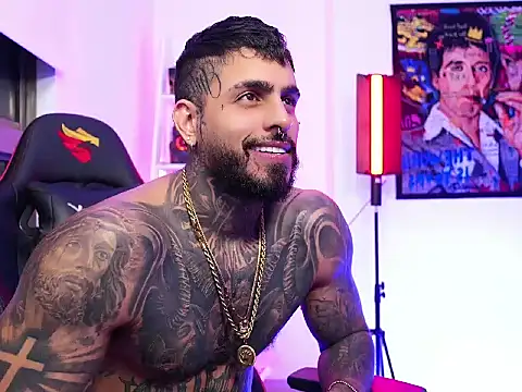 Snapshot of logan_hugh8 chatting on 11.14.25 logan hugh8 online show from 11.14.25