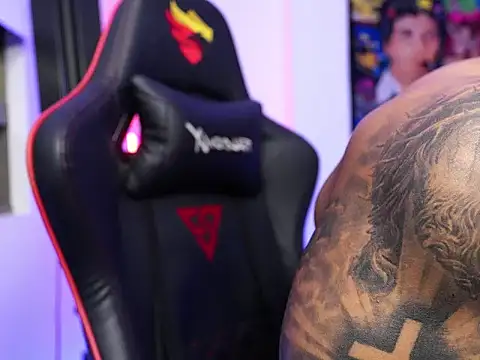 Snapshot of logan_hugh8 chatting on 11.15.25 logan hugh8 online show from 11.15.25