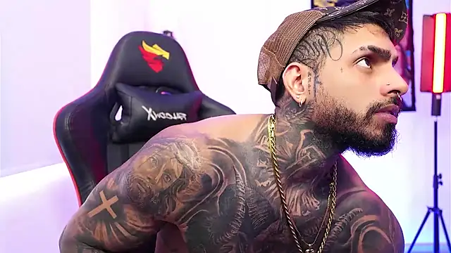 Snapshot of logan_hugh8 chatting on 11.17.25 logan hugh8 online show from 11.17.25