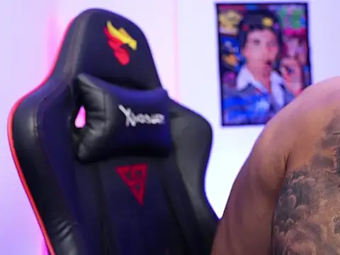 Snapshot of logan_hugh8 chatting on 11.23.25 logan hugh8 online show from 11.23.25