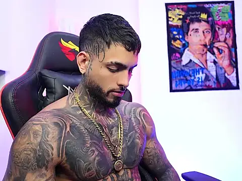 Snapshot of logan_hugh8 chatting on 11.24.25 logan hugh8 online show from 11.24.25